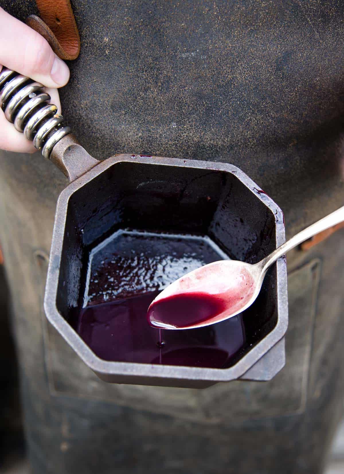 Diaframma di Manzo alla Griglia con Glassa al Pinot Nero e Marionberry 6 Salsa di riduzione al vino Pinot Noir e more di Marion in un piccolo pentolino