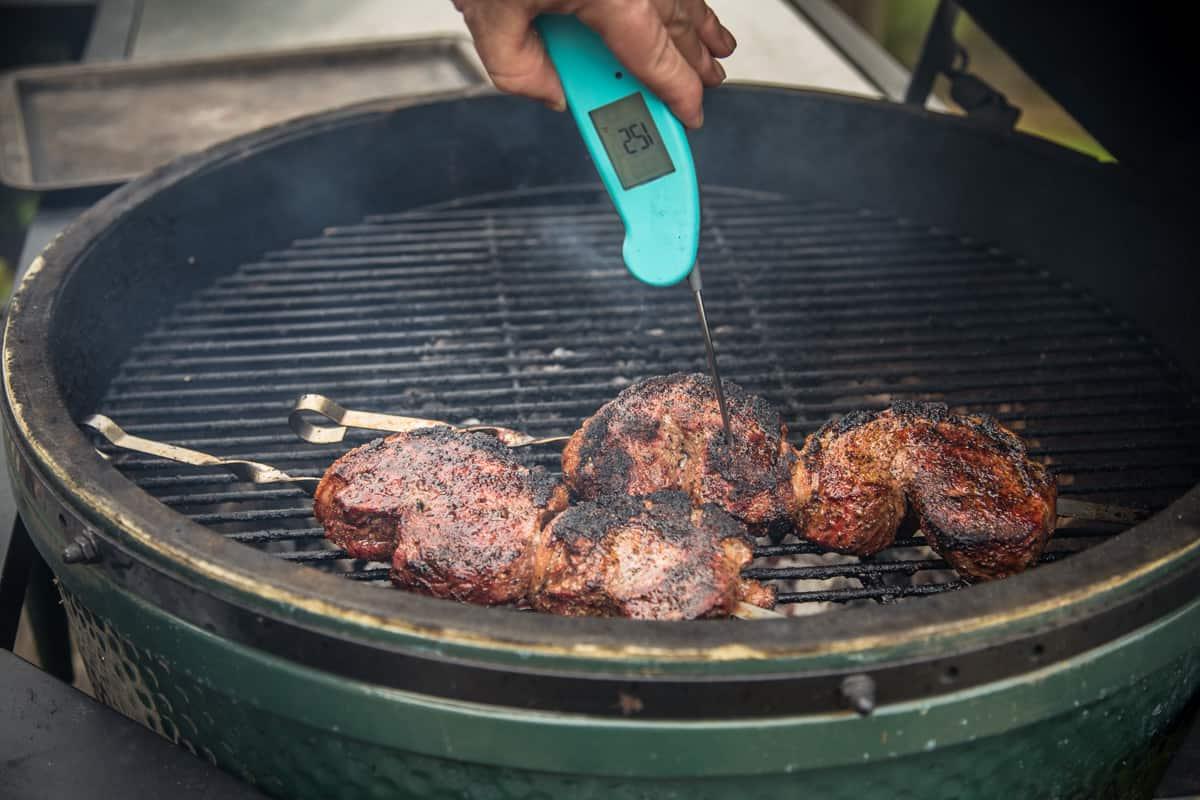 Controllo della temperatura della Picanha con un termometro digitale