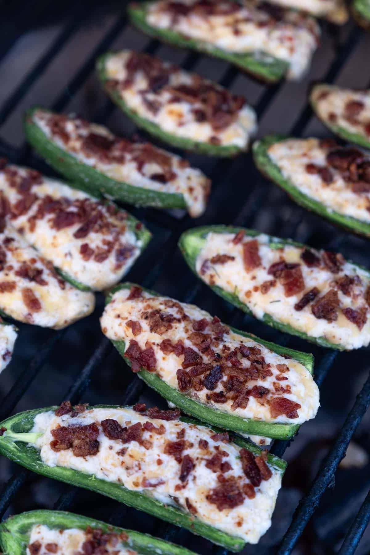 Come Preparare i Peperoncini Jalapeño Ripieni Grigliati 6 Un popper di jalapeño guarnito con bacon croccante che cuoce sulla griglia.