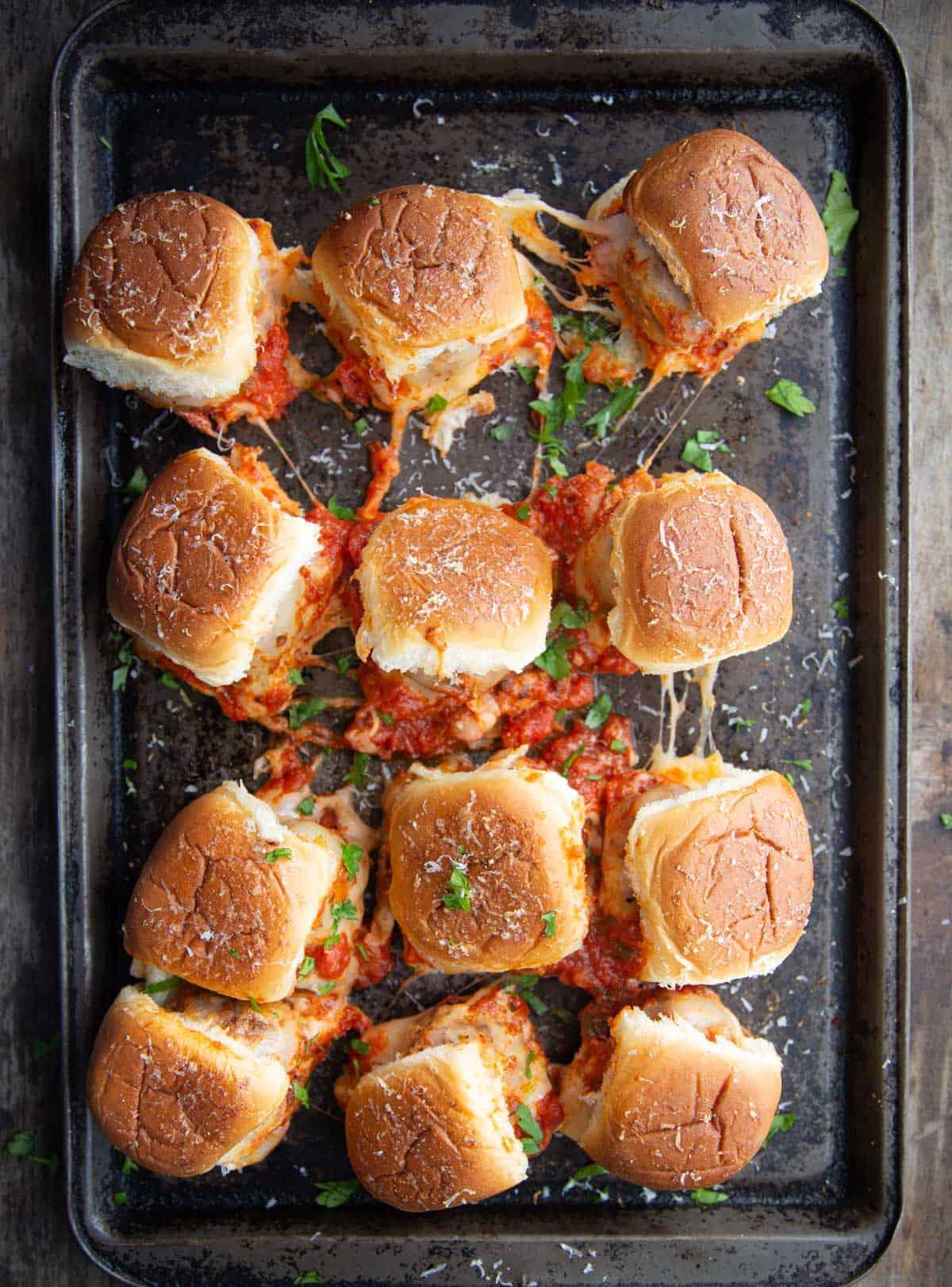 Facili Mini Panini con Polpette Grigliate — E gli Indispensabili per il Rientro a Scuola 6 Una teglia piena di slider di polpette italiane