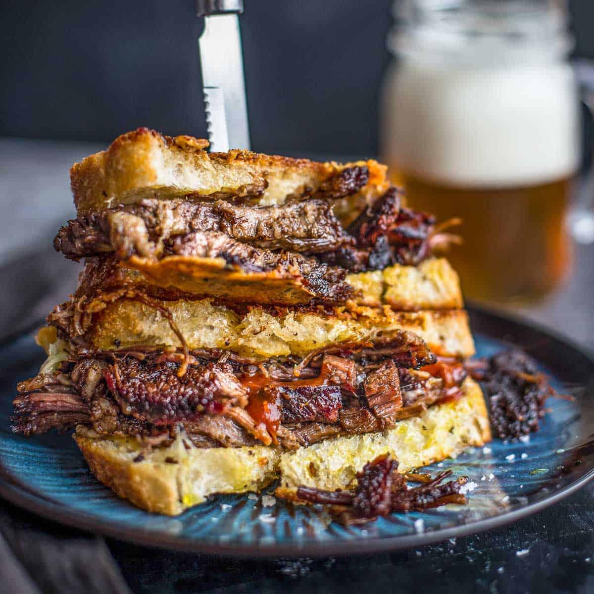 Le 10 migliori ricette con gli avanzi di punta di petto 6 Due metà di Panino al Formaggio Grigliato con Brisket impilate l'una sull'altra