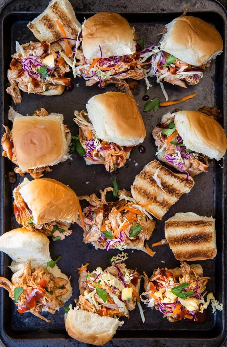 Le Migliori 15 Ricette di Pollo Affumicato 6 Mini panini BBQ Chicken Sliders su una teglia