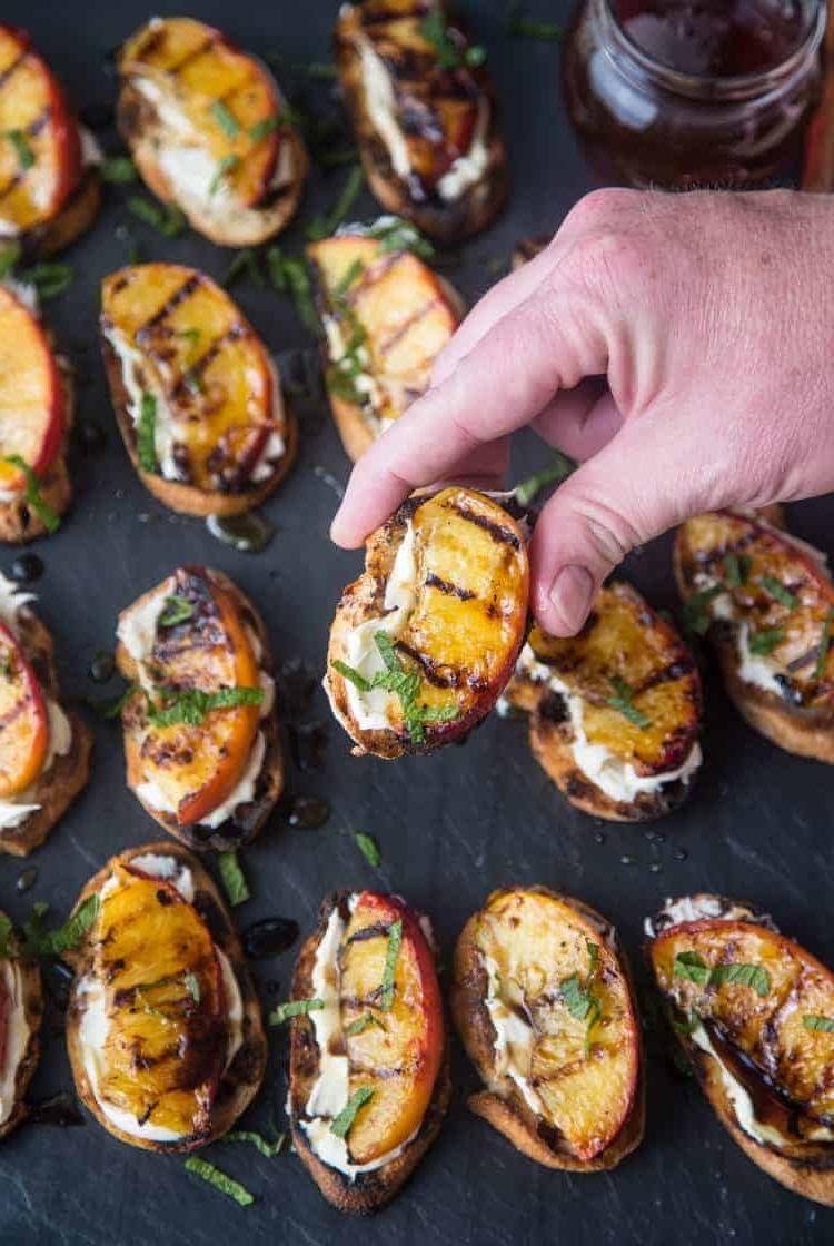 Crostini di Pesche Grigliate con Mascarpone e Miele 6 Crostini di Pesche Grigliate con Mascarpone e Miele