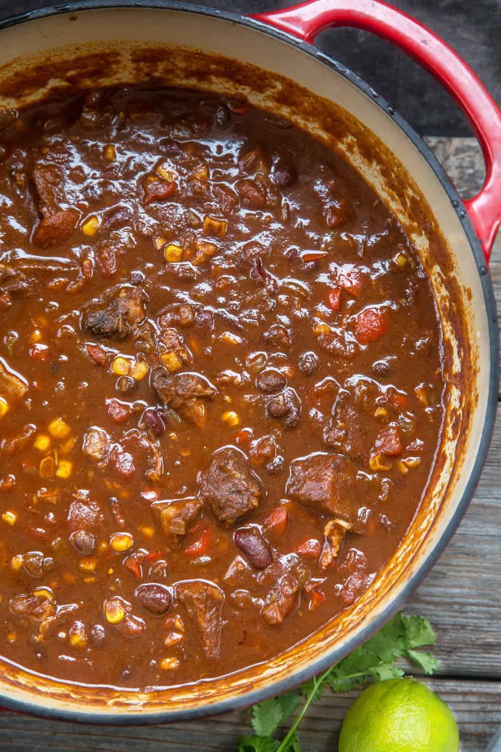 Chili di petto di manzo affumicato – il miglior utilizzo per il brisket avanzato.