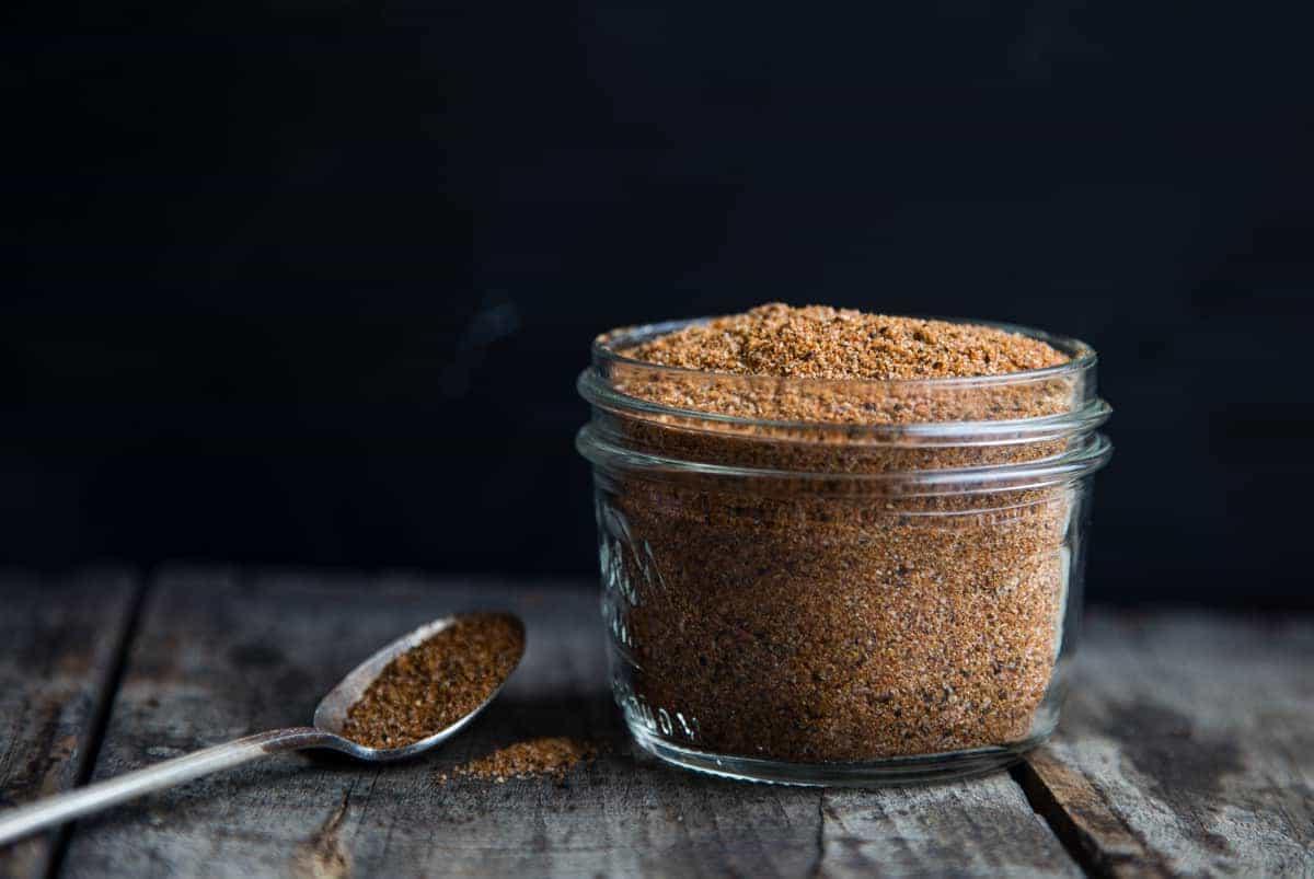 Rub Secco per Costolette (la migliore miscela di Dolce e Salato) 7 Ricetta del rub secco per costine in un barattolo Mason.