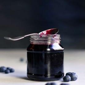 **Sciroppo Semplice di Mirtilli per Cocktail** 7 Piccolo barattolo di sciroppo semplice ai mirtilli con cucchiaio