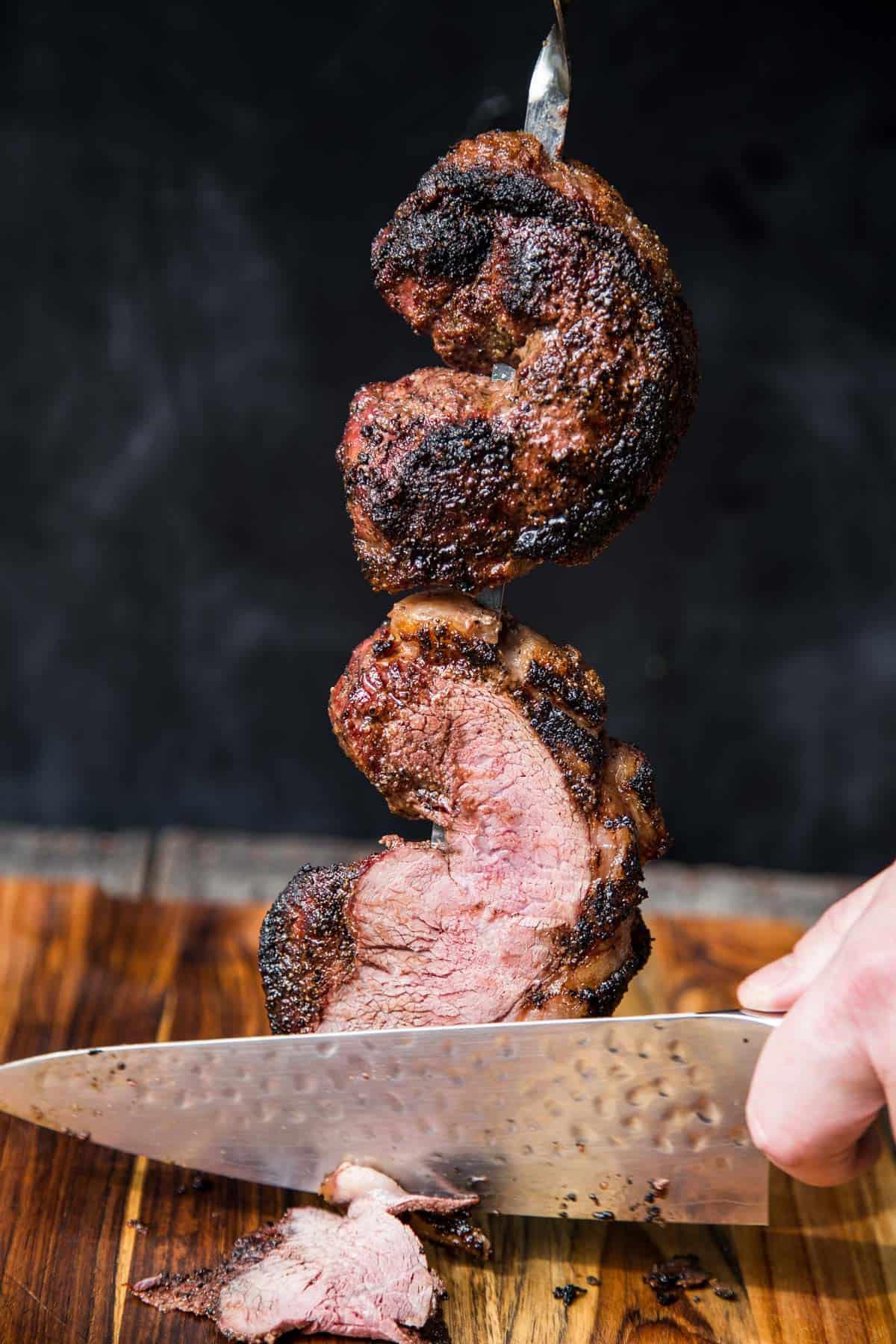Affettare una bistecca di Picanha alla griglia in fette sottili.