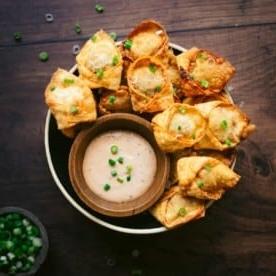 wonton di maiale sfilacciato in una ciotola