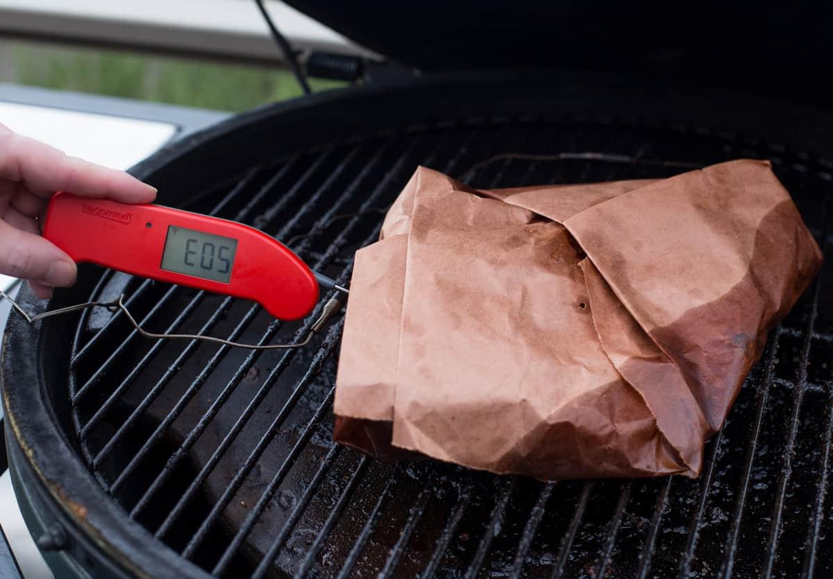 Misurazione della temperatura di un brisket flat affumicato con un termometro digitale thermapen