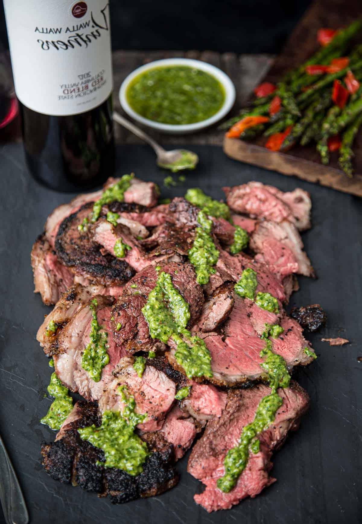 Fette di Bistecca alla griglia con una bottiglia di vino