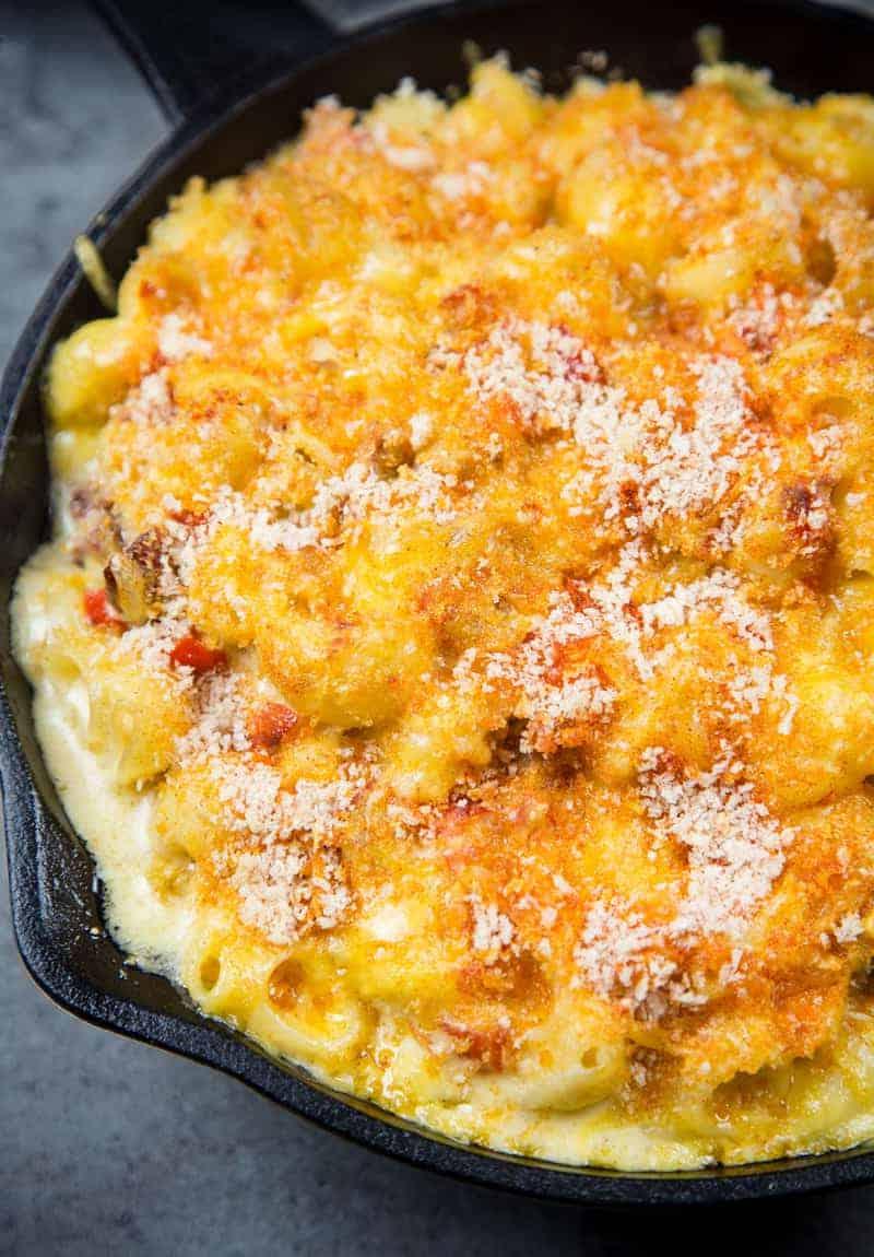 Maccheroni al formaggio con tri-tip affumicato, cotti sul barbecue.