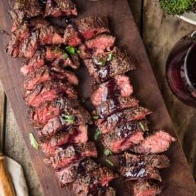 Diaframma di Manzo alla Griglia con Glassa al Pinot Nero e Marionberry 9 Bistecca di diaframma alla griglia su un piatto