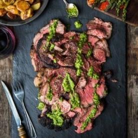 Fette di Bistecca di Picanha alla griglia su un piatto