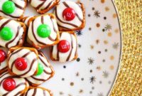 Sweet & Simple Christmas Pretzel Hugs 3 Ingredients