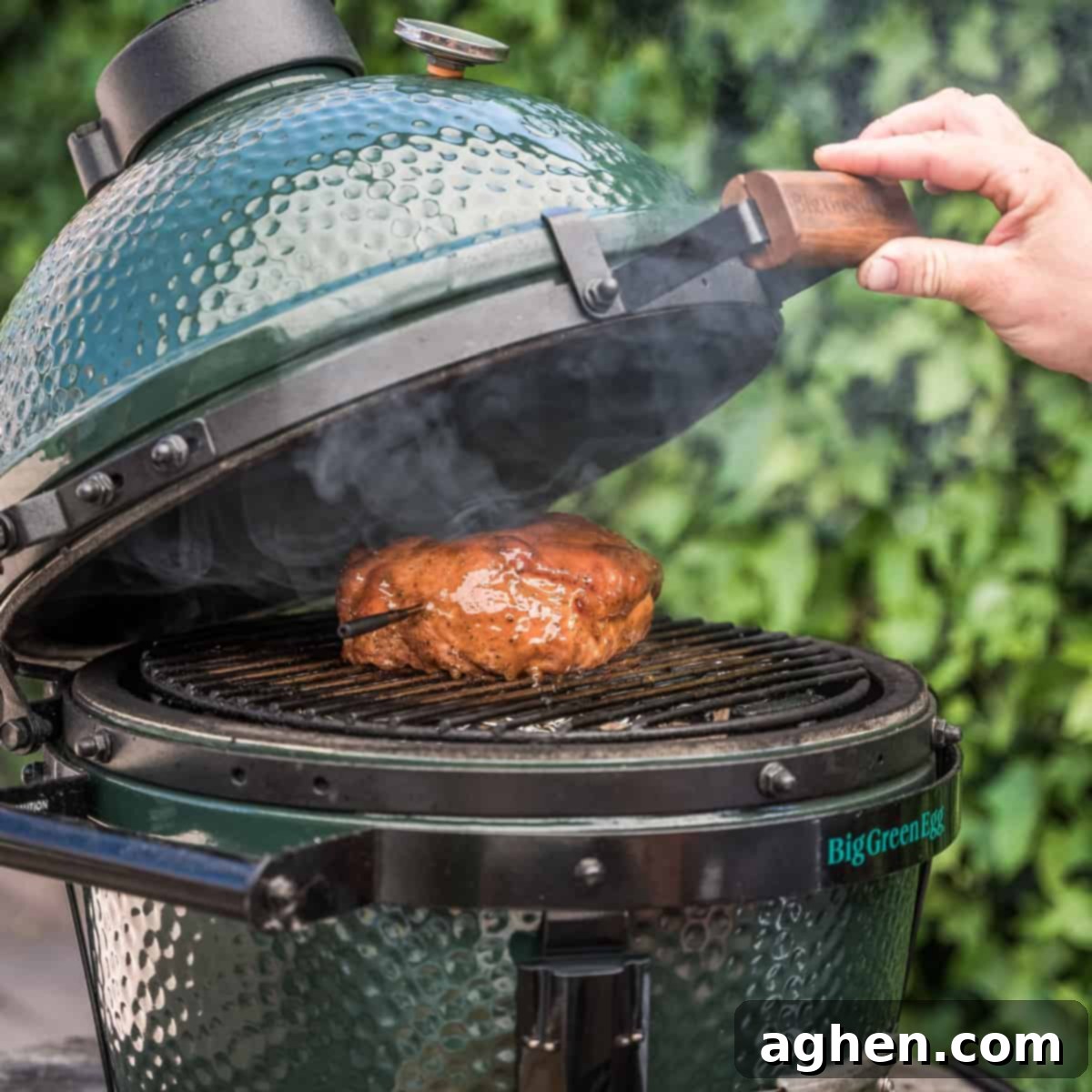 10 Big Green Egg Tailgating Sırrı ile Oyun Gününe Damga Vurun 2 hand opening big green egg with meat smoking