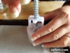 Instructions on using a Moon Cake Press to make perfect bath bombs.