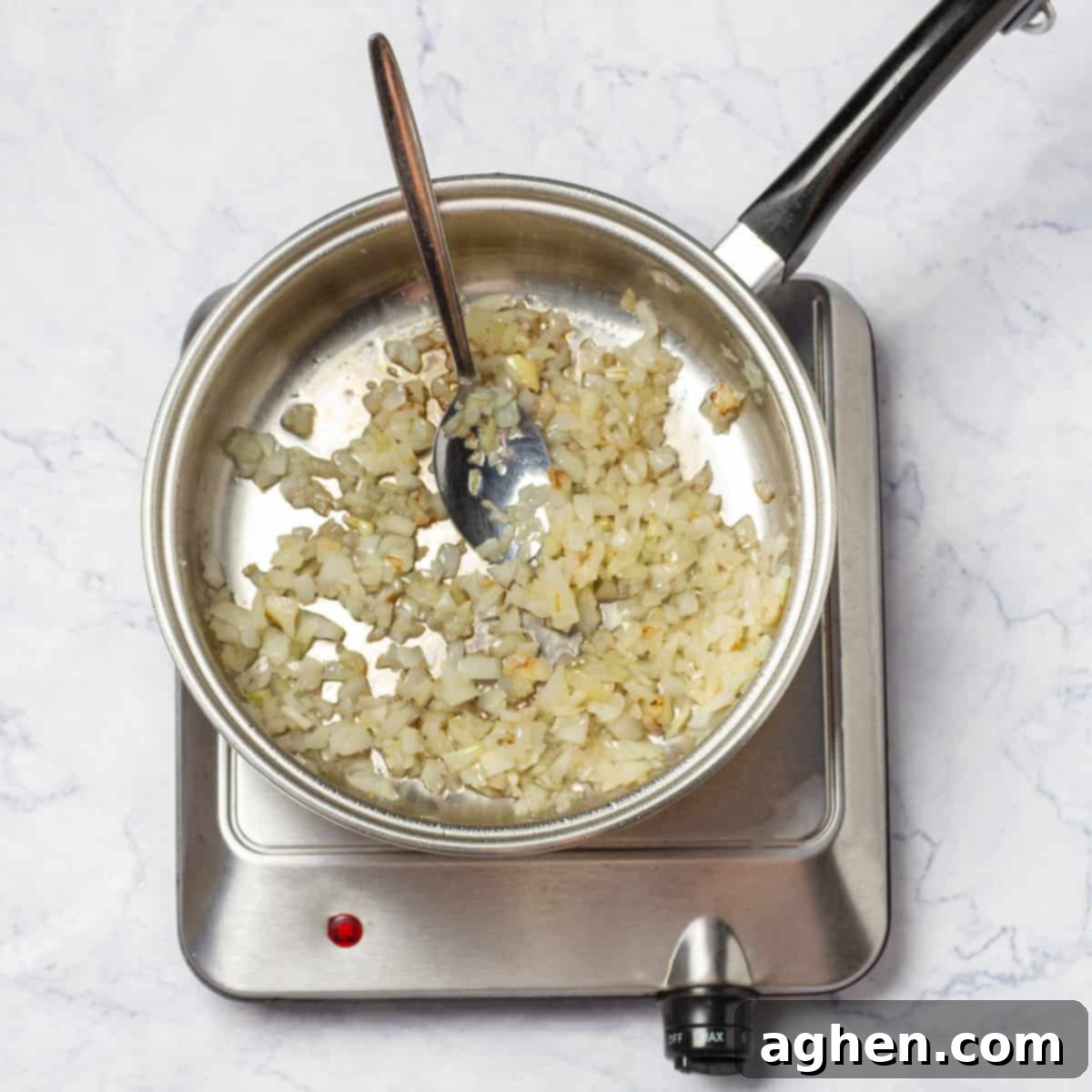 Romantik Akşamların Yıldızı: Yeşil Soslu Berlam 5 Sautéing onions and garlic in a pot with olive oil