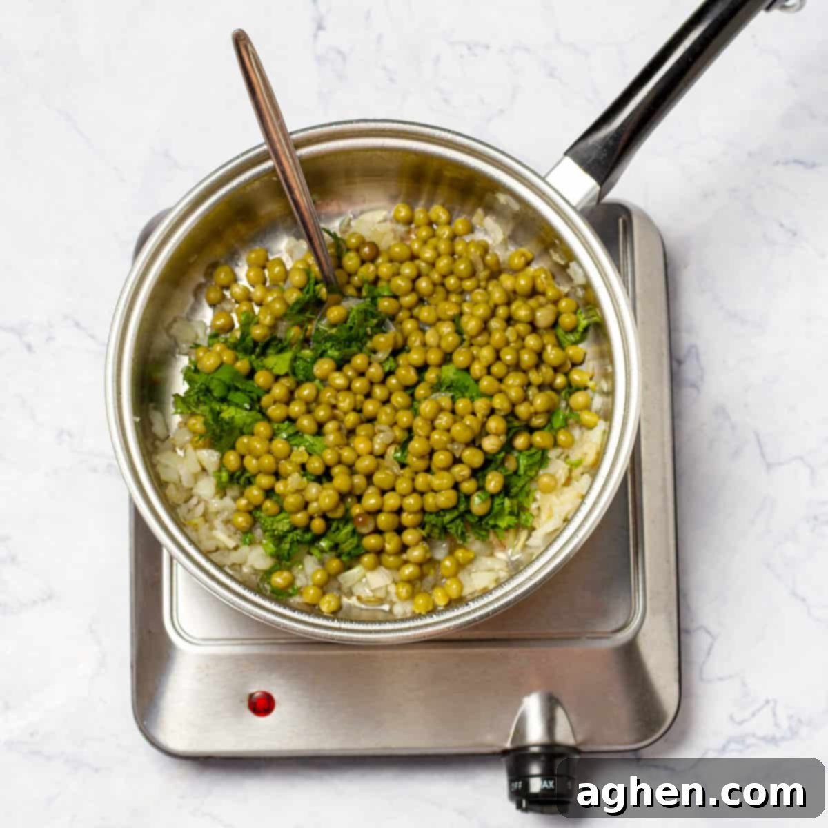 Romantik Akşamların Yıldızı: Yeşil Soslu Berlam 6 Adding peas and herbs into the pot with sautéed aromatics