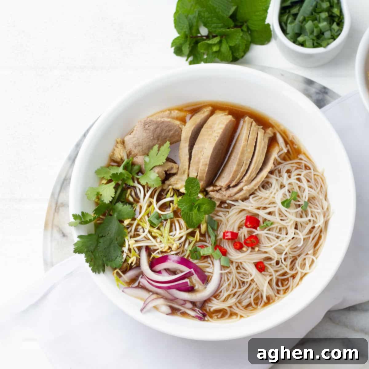 Soğuk Havaların Sıcacık Tesellisi: Instant Pot Dana Pho 2 A bowls of cooked rice noodles, thinly sliced beef in the hot broth