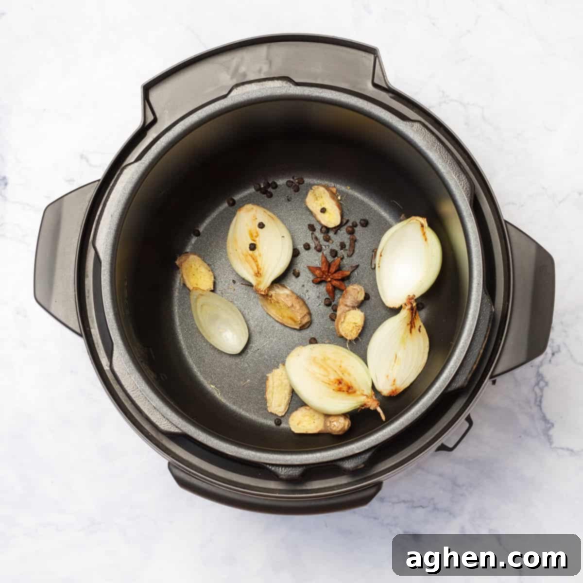 Soğuk Havaların Sıcacık Tesellisi: Instant Pot Dana Pho 4 Instant Pot with cinnamon sticks, cloves, allspice, halved onions and ginger slices over medium