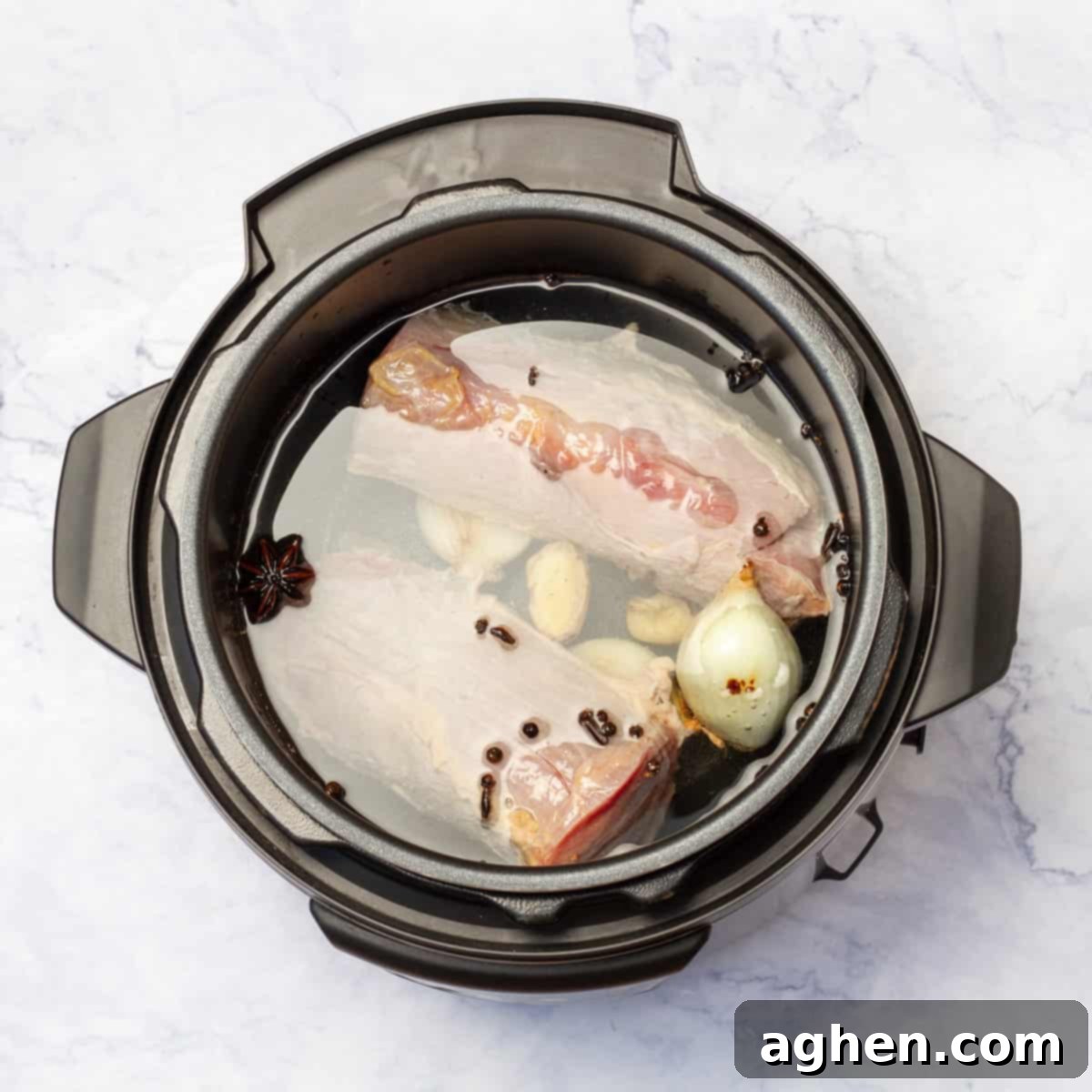 Soğuk Havaların Sıcacık Tesellisi: Instant Pot Dana Pho 5 Instant Pot with whole beef sirloin in 8 cups (1.9 liters) of water
