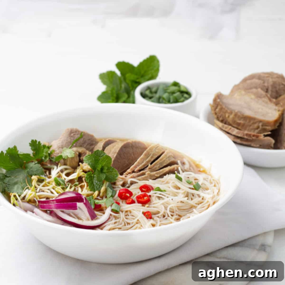 Soğuk Havaların Sıcacık Tesellisi: Instant Pot Dana Pho 9 A bowls of cooked rice noodles, thinly sliced beef in the hot broth