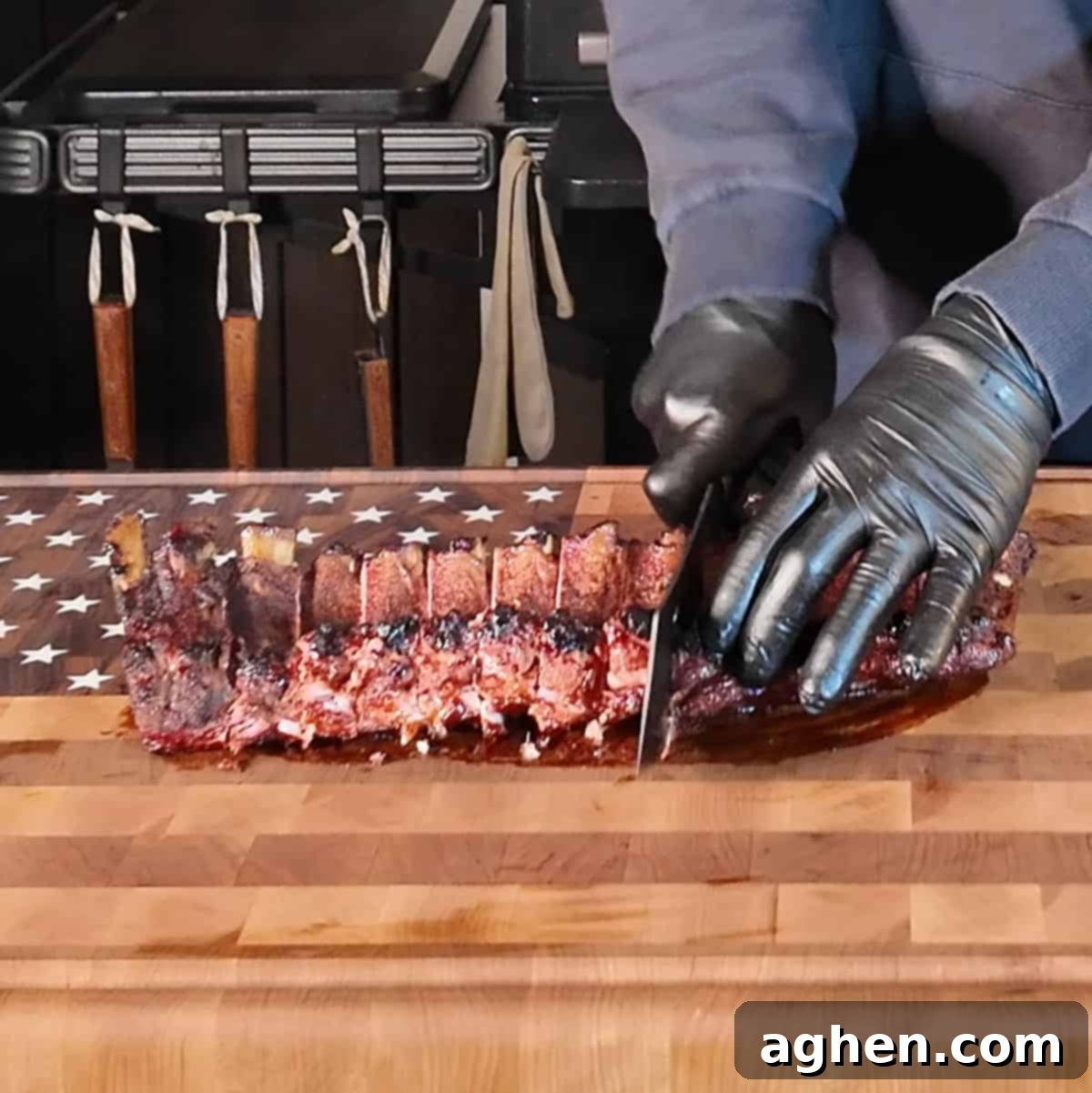 Resting and cutting smoked ribs