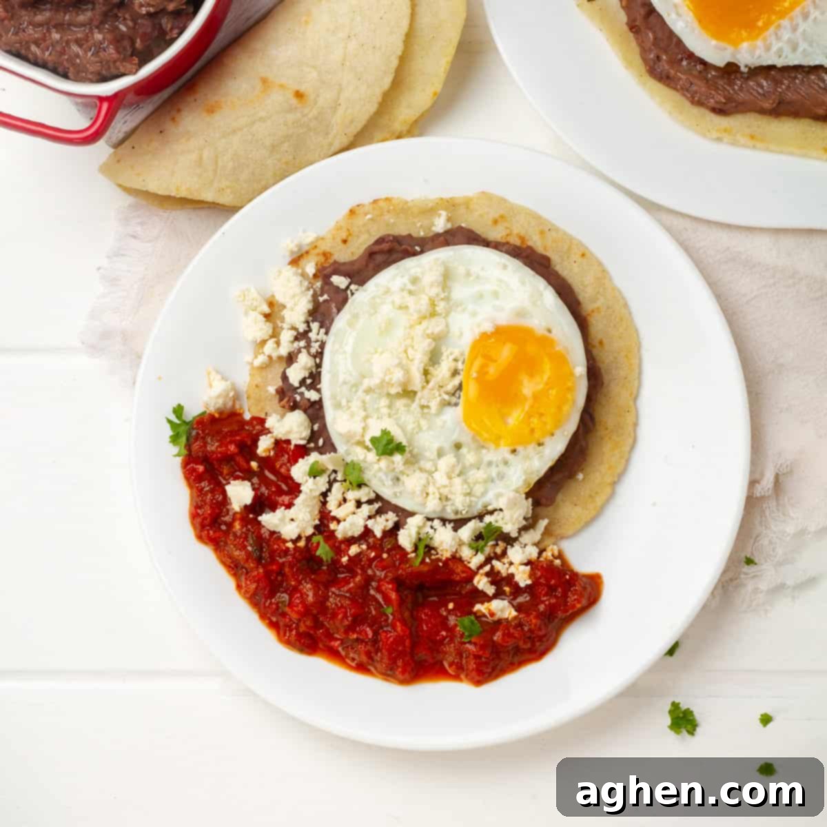 Weight Watchers Usulü Huevos Rancheros: Brunch Masasının Yeni Gözdesi 2 Huevos Rancheros platted with tortillas