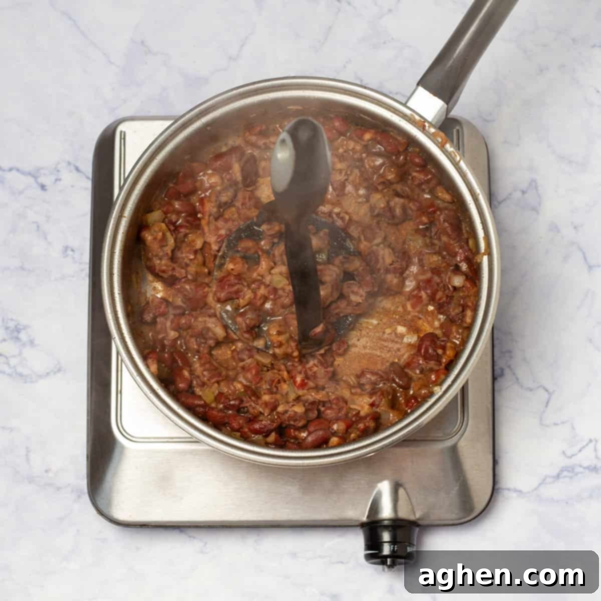 Weight Watchers Usulü Huevos Rancheros: Brunch Masasının Yeni Gözdesi 6 black beans mashed in a saucepan