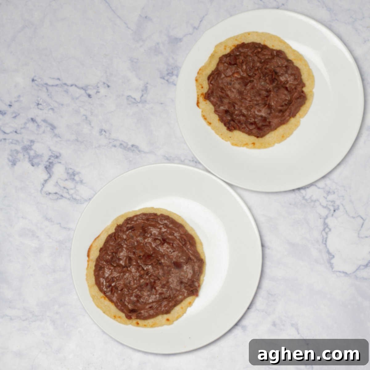 Weight Watchers Usulü Huevos Rancheros: Brunch Masasının Yeni Gözdesi 7 Spoon cooked beans onto each tortilla