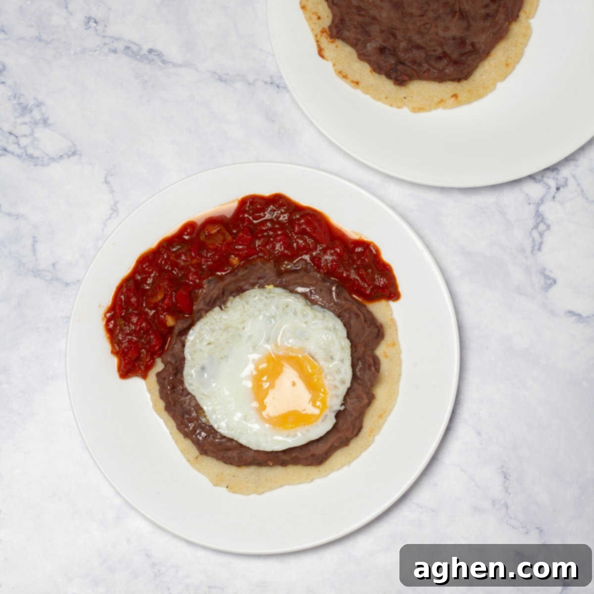 Weight Watchers Usulü Huevos Rancheros: Brunch Masasının Yeni Gözdesi 8 Spoon cooked beans onto each tortilla and topped with a fried egg