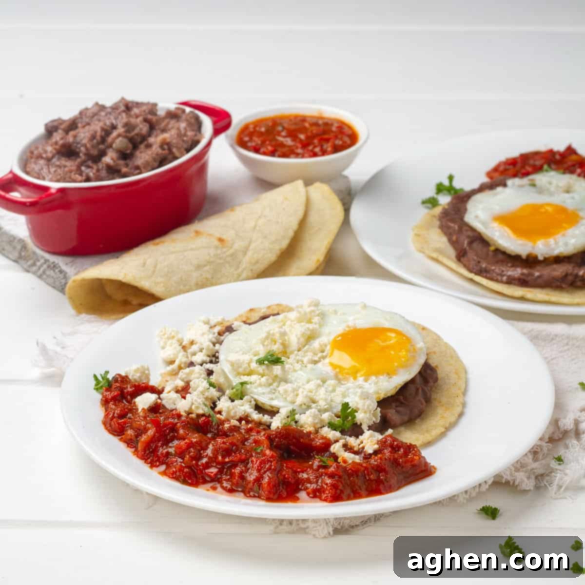 Weight Watchers Usulü Huevos Rancheros: Brunch Masasının Yeni Gözdesi 9 Huevos Rancheros platted with tortillas