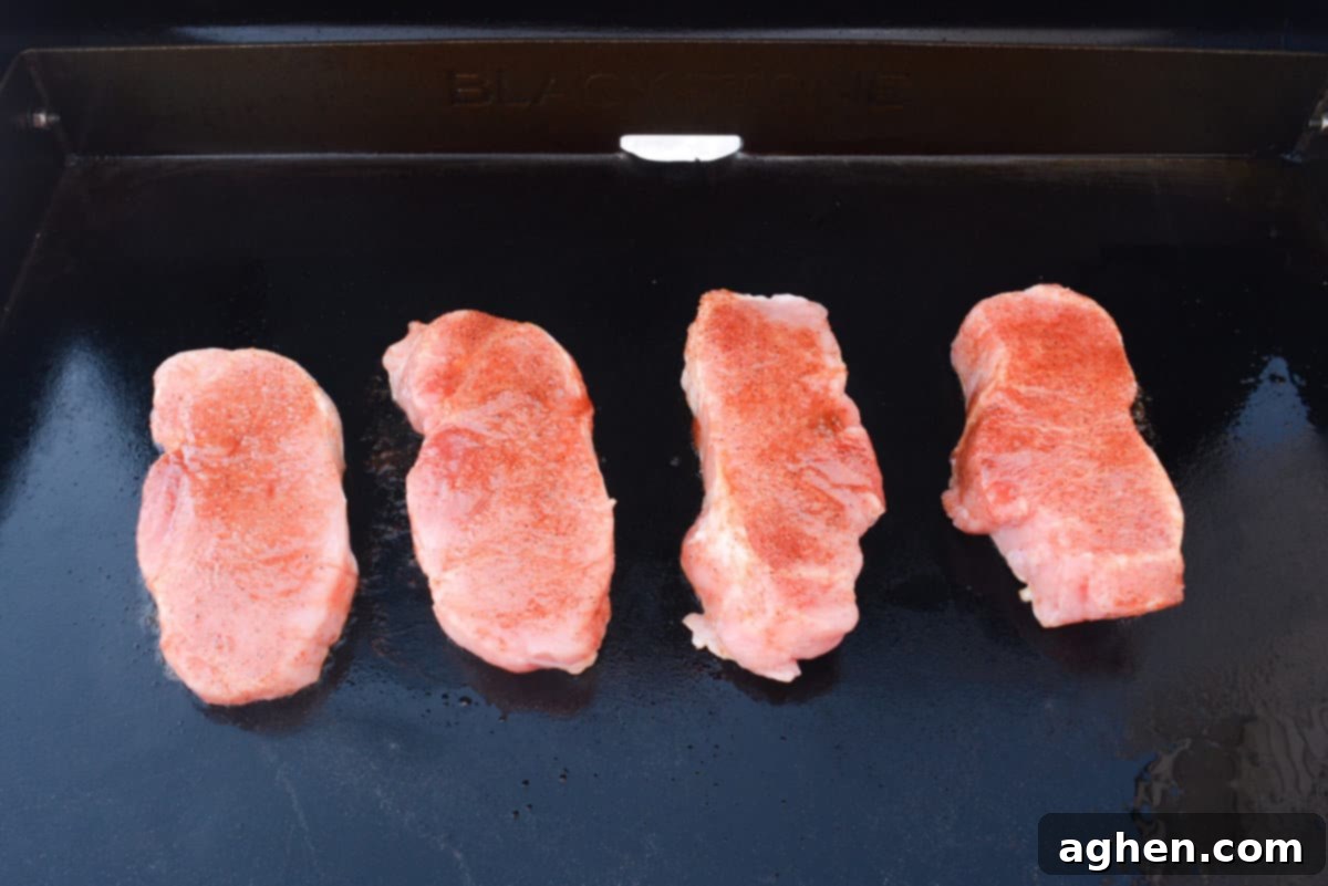 Blackstone'da Domuz Pirzolası 7 Kolay Adımda 8 four seasoned boneless pork chops cooking on a hot blackstone griddle