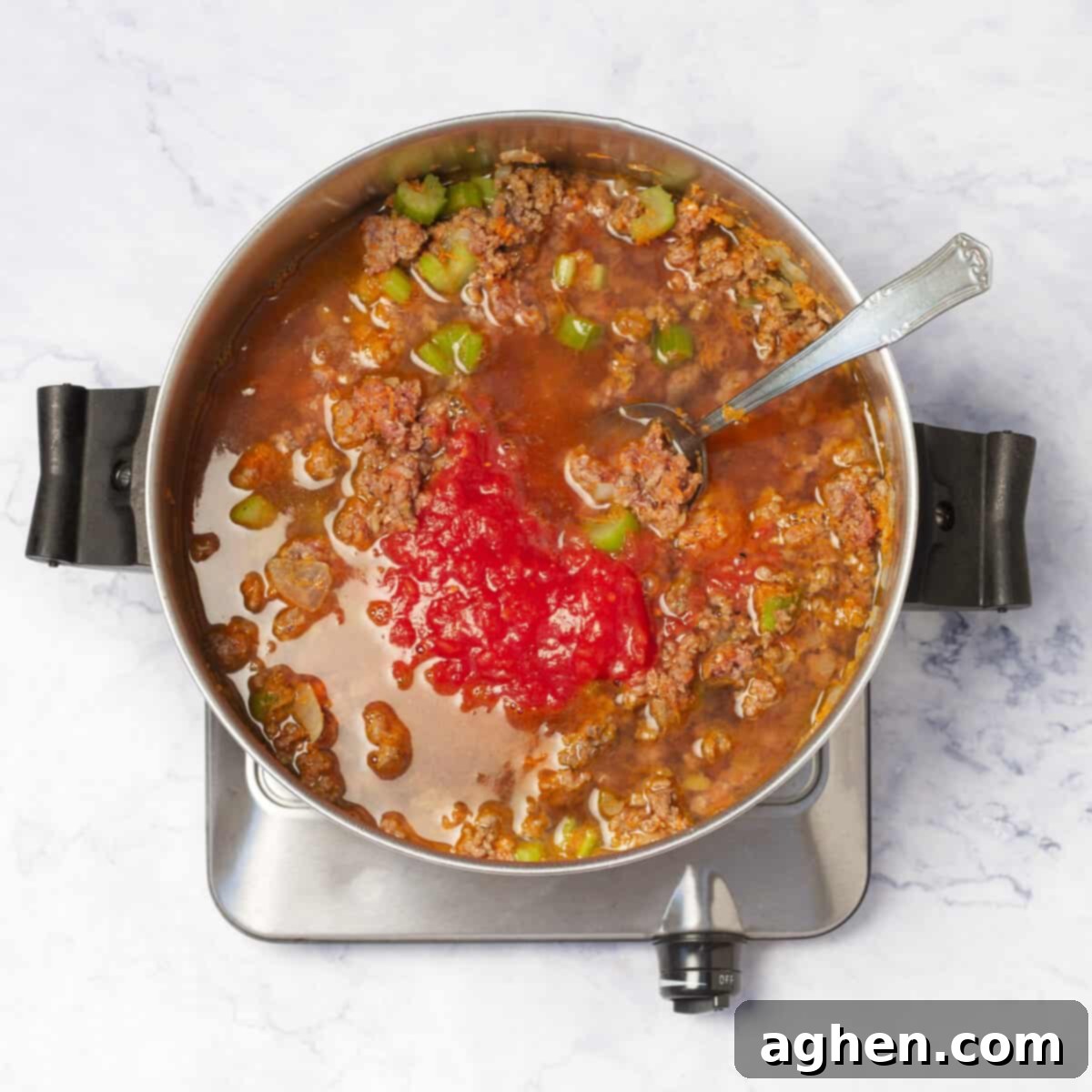 The Ultimate Weight Watchers Cheeseburger Soup 6 lean ground beef, sautéed vegetables cooking in chicken broth