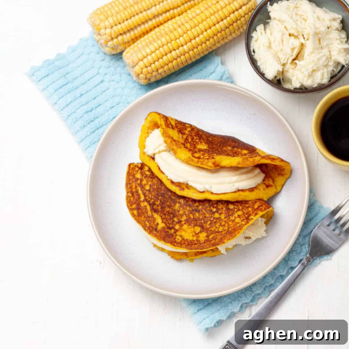 Damak Çatlatan Pratik Venezuela Cachapaları 2 Cachapas platted with a cup of coffee and corn