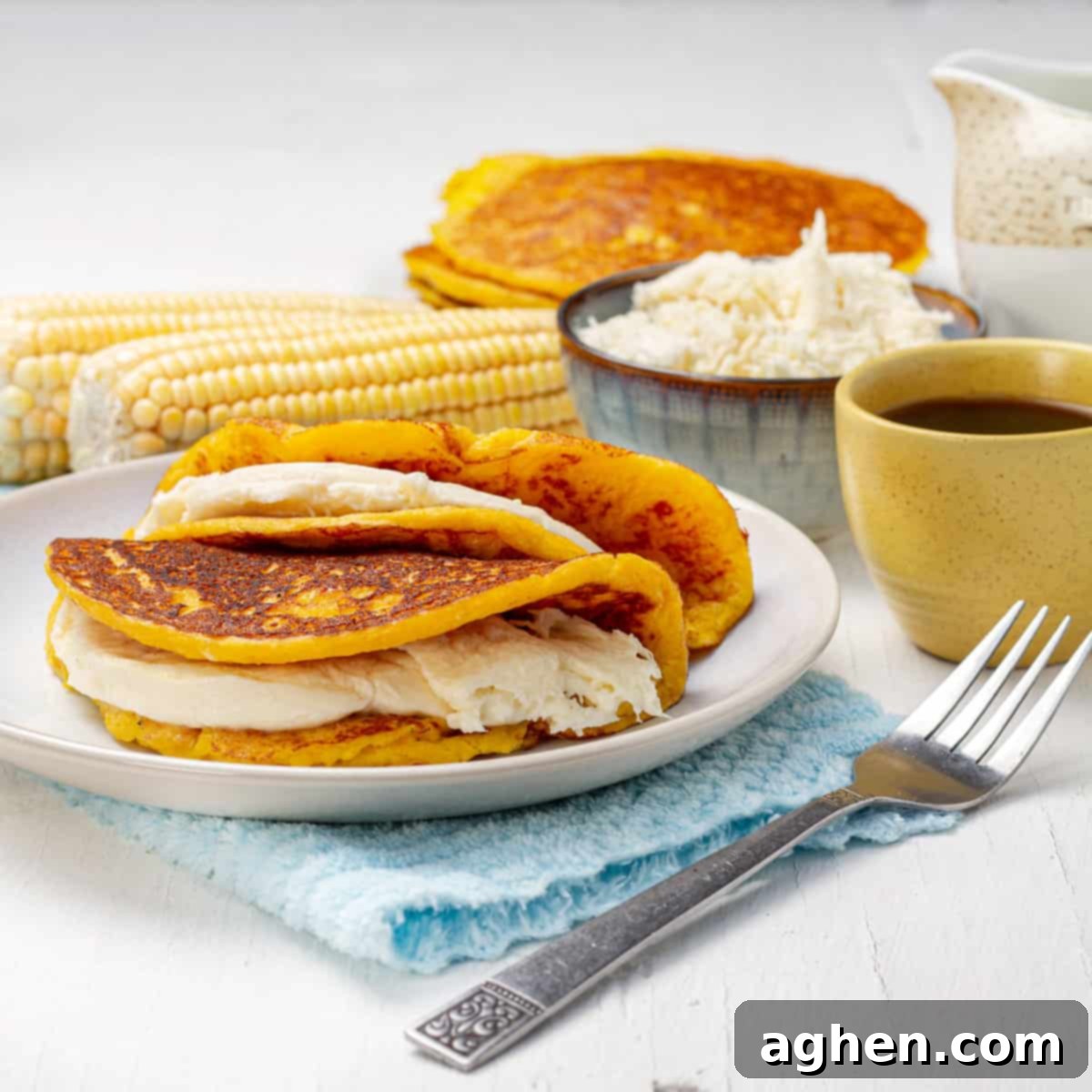 Damak Çatlatan Pratik Venezuela Cachapaları 7 Cachapas platted with a cup of coffee and corn