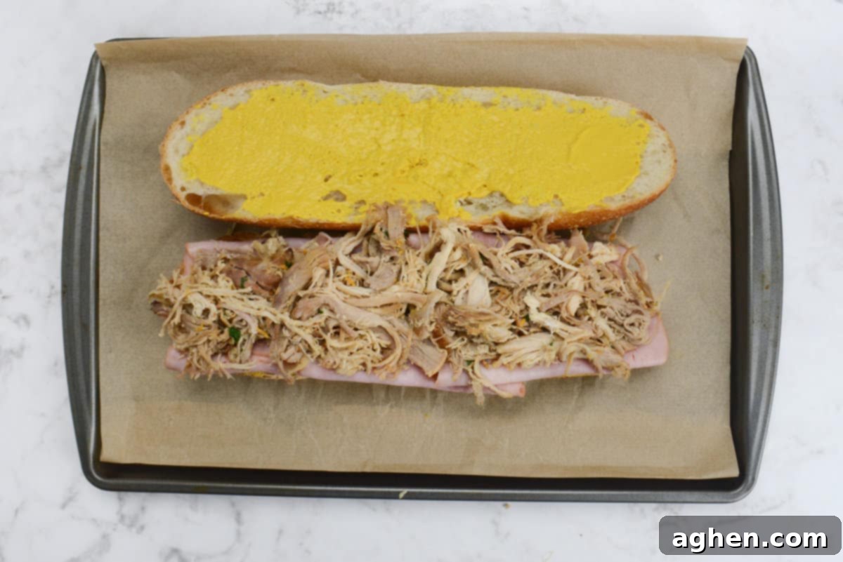 Öğle Yemeğiniz Asla Aynı Olmayacak: Blackstone Küba Sandviçi 6 Sliced ham and shredded pork layered on top of the bottom half of French bread.