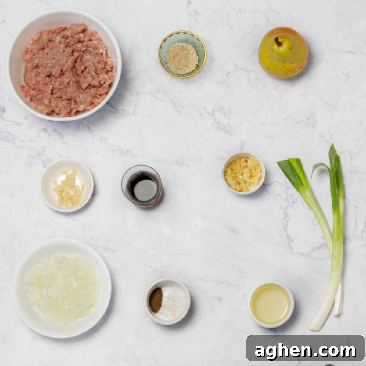 Weight Watchers Domuz Bulgogisi Dolu Dolu Lezzet 3 A selection of fresh ingredients for Pork Bulgogi, including ground pork, onion, garlic, ginger, soy sauce, and a pear