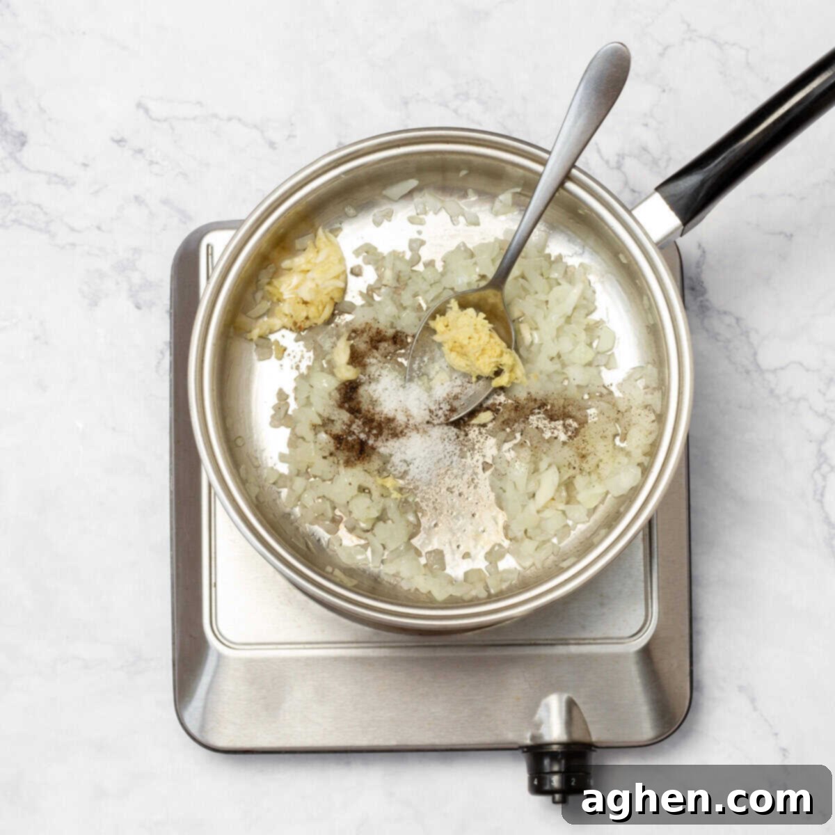 Weight Watchers Domuz Bulgogisi Dolu Dolu Lezzet 4 Diced onions cooking in a large skillet until translucent