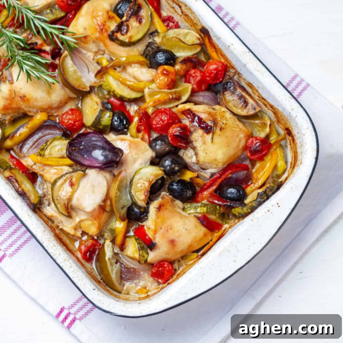 Yunan Limonlu Tavuk: Diyette Olanlar İçin İdeal Yaz Akşamı 2 Simple yet delicious—Greek Lemon Chicken with olives and colorful vegetables in a baking dish.