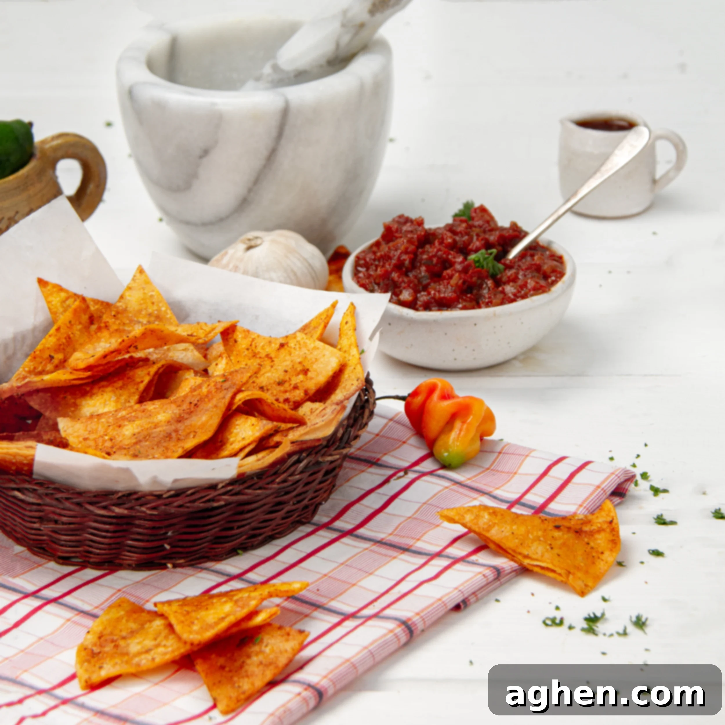 Weight Watchers Diyeti İçin Harika Ev Yapımı Tostitos Atıştırmalığı 2 Crispy homemade Tostitos chips in a bowl with a bowl of salsa on the side, ready for dipping.