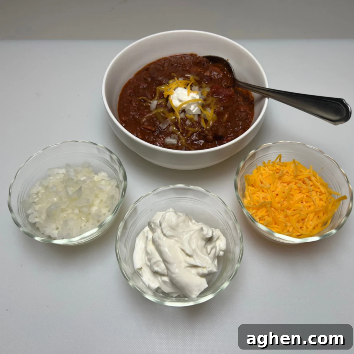 finished smoked chili with toppings