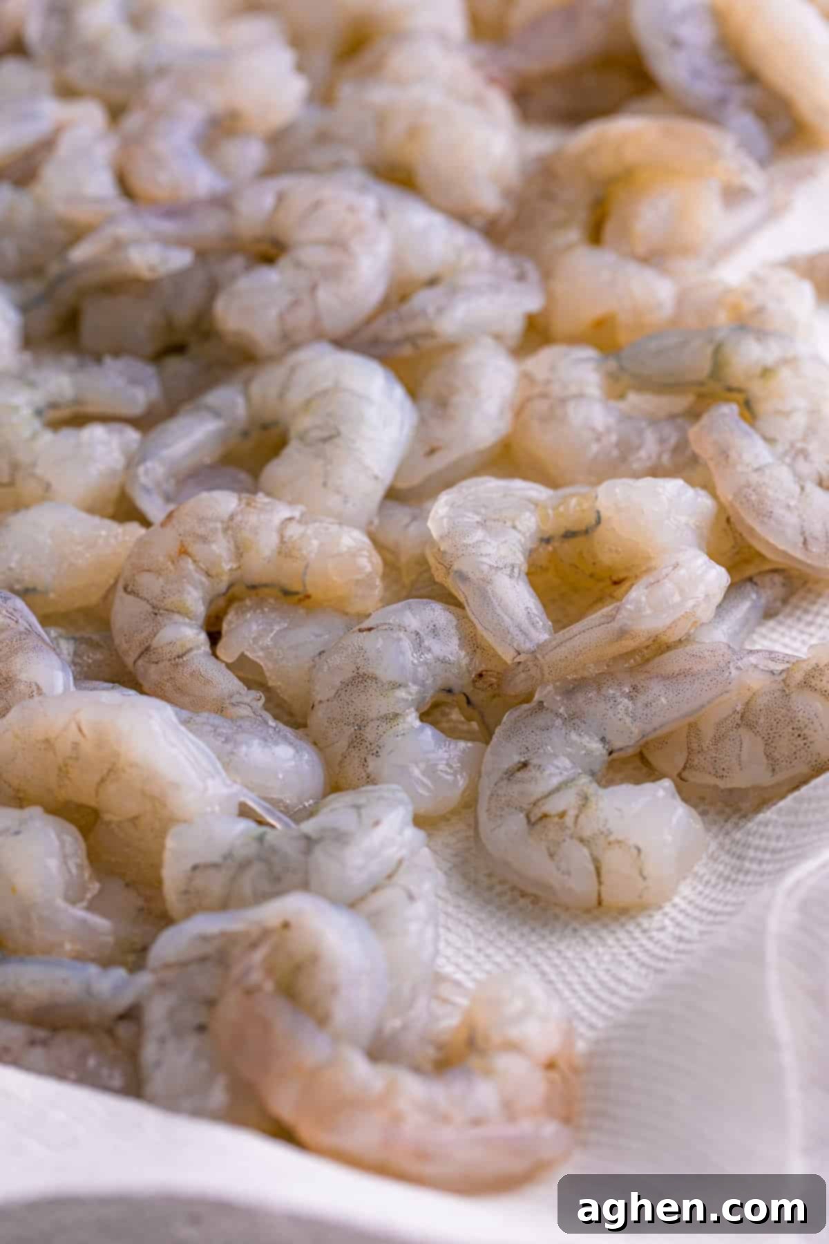Raw shrimp on paper towel.