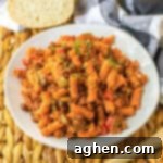 Hearty Sloppy Joe Pasta 11 Sloppy Joe pasta with ground beef and rotini noodles. Served with sliced bread.