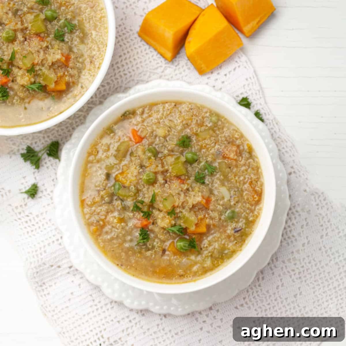 Weight Watchers Kinoa Çorbası: Lezzetli Bir Öğle Yemeği Keyfi 2 A steaming bowl of Weight Watchers Quinoa Soup, rich with vegetables and healthy grains.