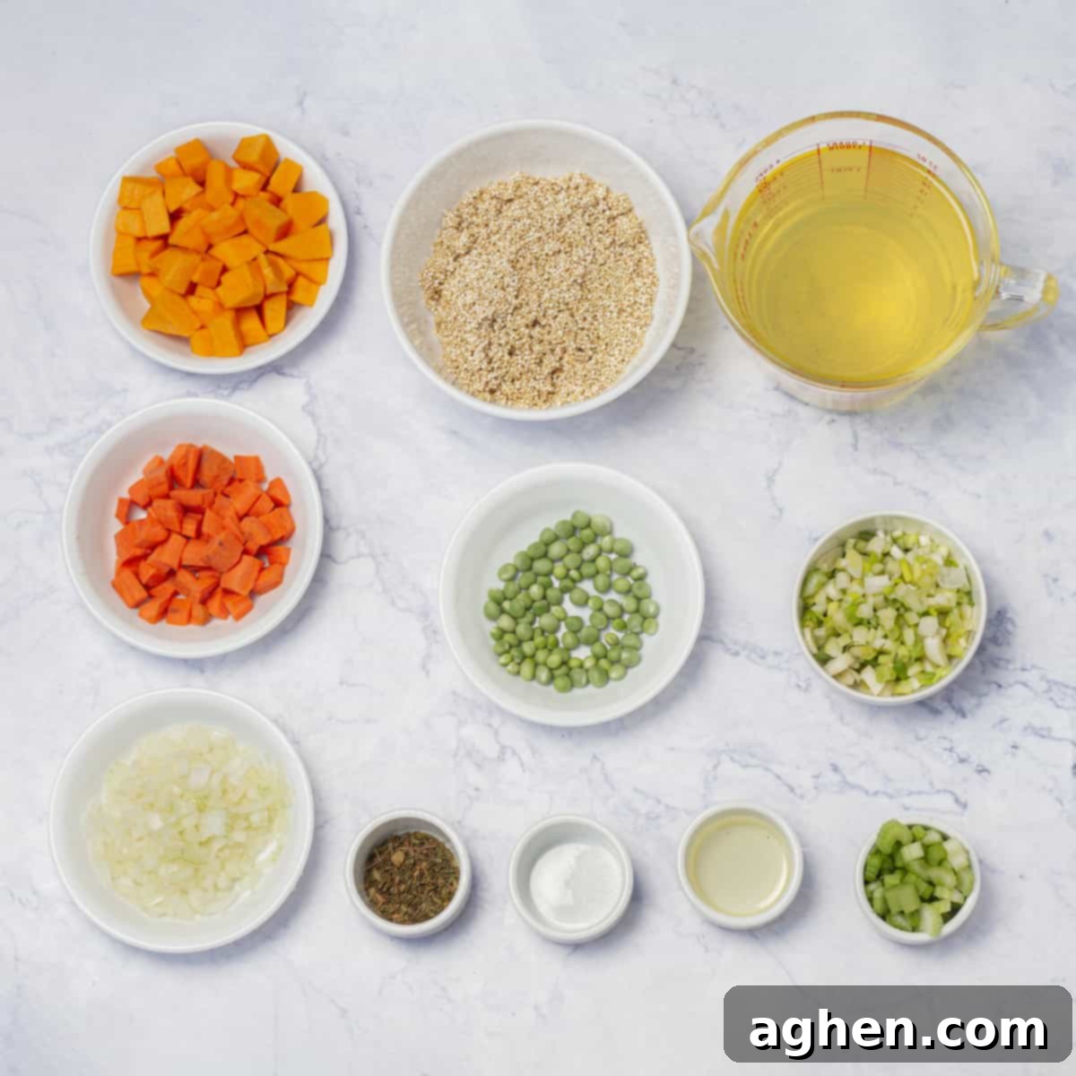 Weight Watchers Kinoa Çorbası: Lezzetli Bir Öğle Yemeği Keyfi 3 Fresh ingredients for Quinoa Soup laid out: diced onions, celery, carrots, pumpkin, peas, rinsed quinoa, and olive oil.