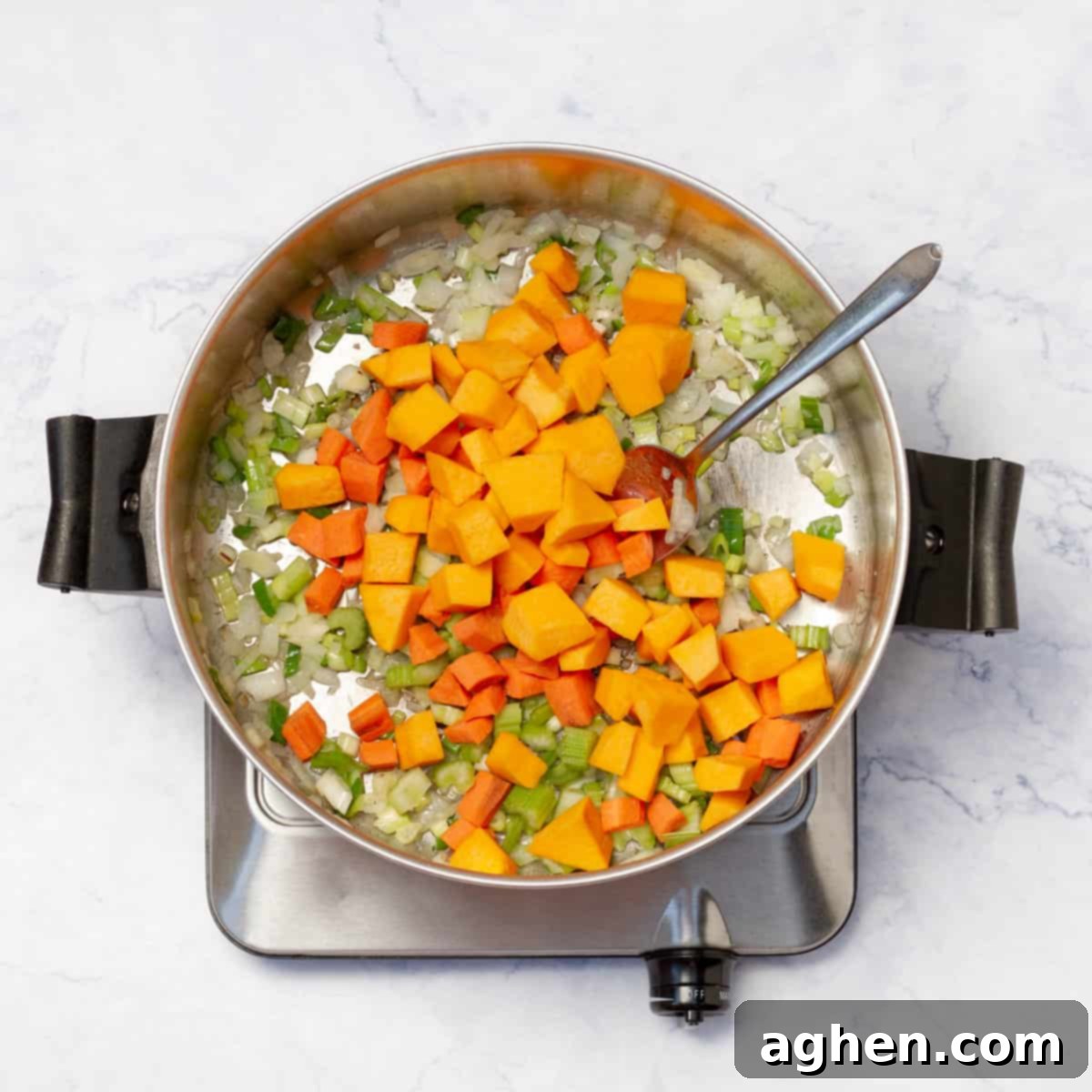 Weight Watchers Kinoa Çorbası: Lezzetli Bir Öğle Yemeği Keyfi 5 Diced carrot and pumpkin added to the pot, mixing with the sautéed onion and celery.