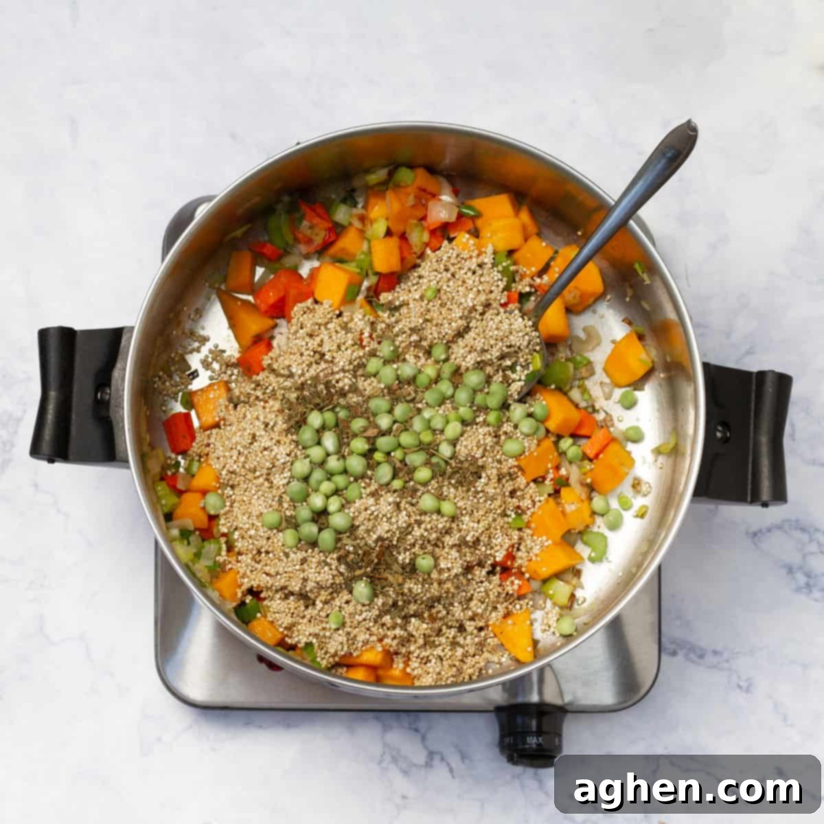 Weight Watchers Kinoa Çorbası: Lezzetli Bir Öğle Yemeği Keyfi 6 Rinsed quinoa and peas being added to the pot with carrots, pumpkin, and onions, ready for broth and seasoning.