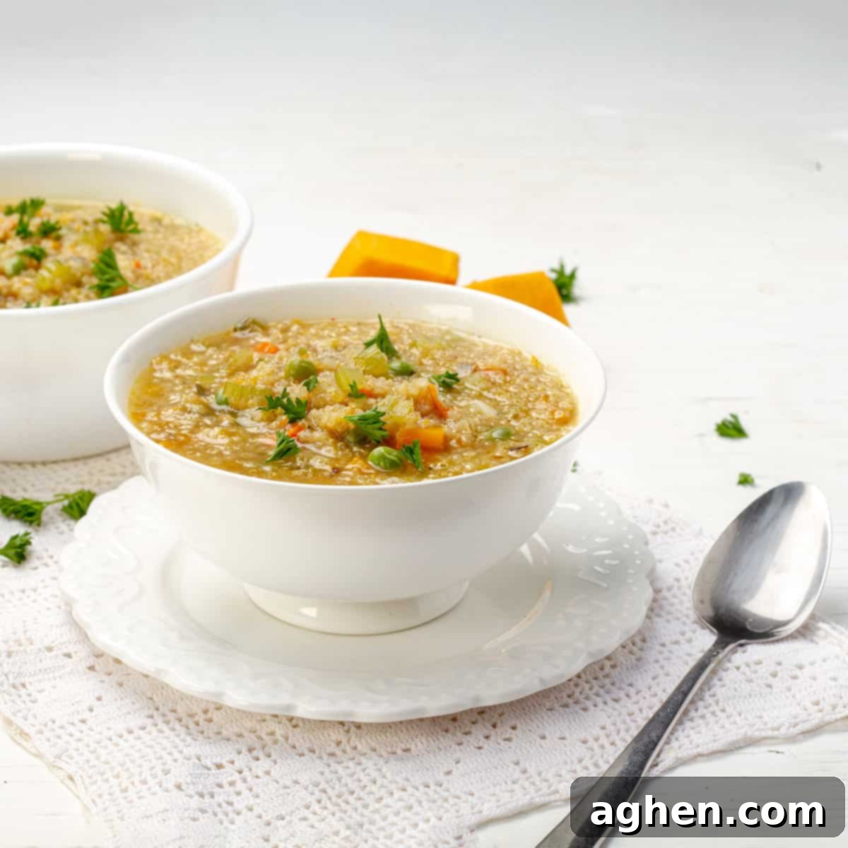 Weight Watchers Kinoa Çorbası: Lezzetli Bir Öğle Yemeği Keyfi 8 A beautifully plated bowl of Peruvian Quinoa Soup, garnished with fresh green onions, ready to be served.