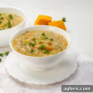 Weight Watchers Kinoa Çorbası: Lezzetli Bir Öğle Yemeği Keyfi 9 A bowl of Weight Watchers Quinoa Soup, ready to be enjoyed.